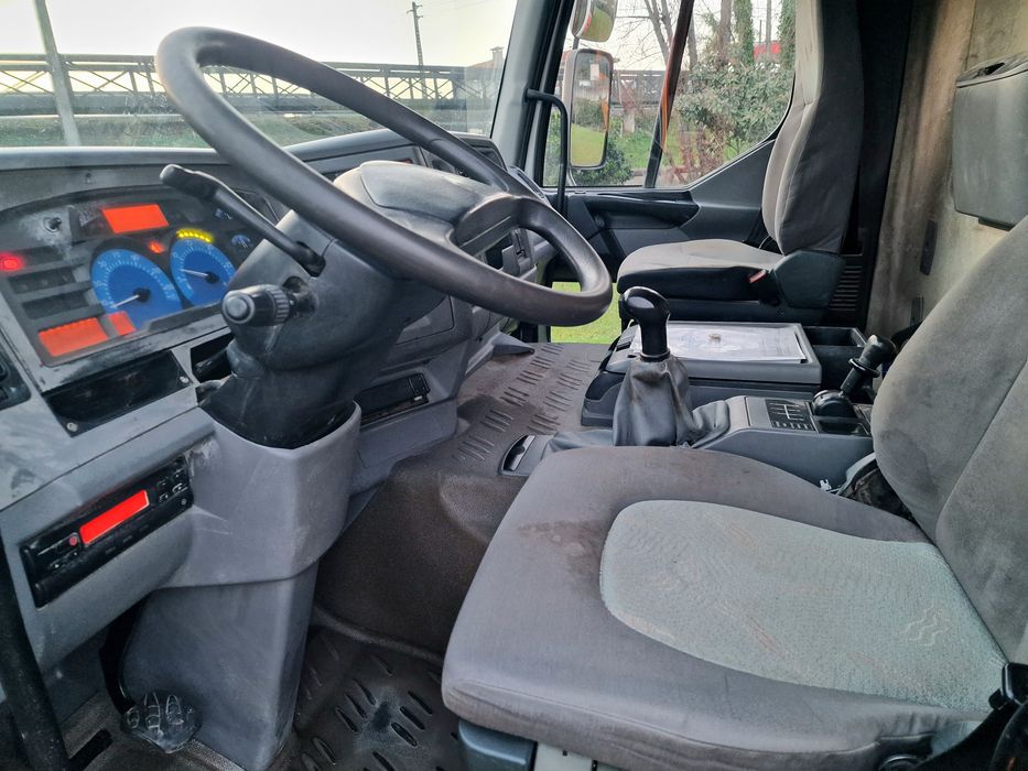 Camião  estrado e grua