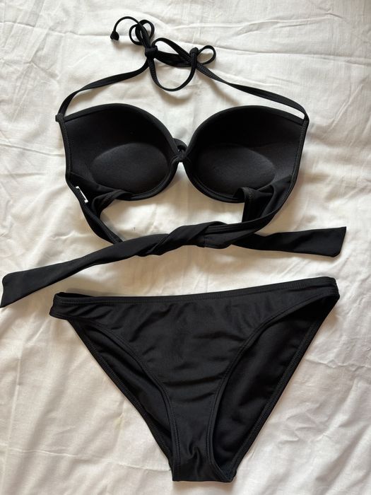 Купальники-чорний,синій