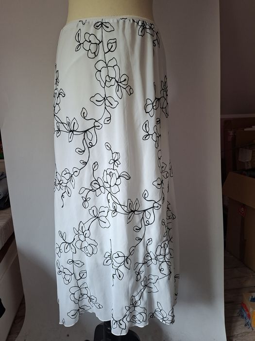 Spódnica damska rozmiar 38
Rozmiar 38 
Stan bardzo dobry 
Długość 88 cm 
Biodra 59 x 2cm
Pas 31 x 2 cm