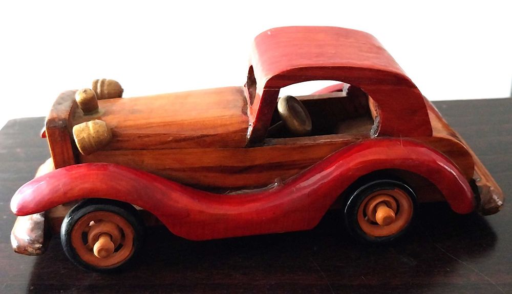 miniatura automóvel em madeira, evocativo do Citröen Arrastadeira