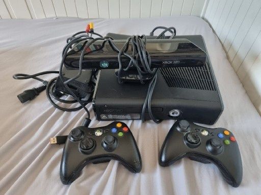 Zestaw Xbox 360 Slim | Sensor Kinect | 2 Pady | Gry