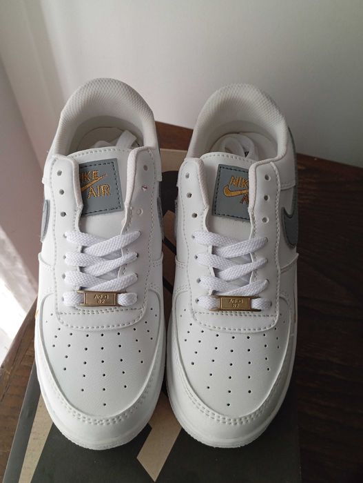 Air Force branco com detalhes em outras cores.