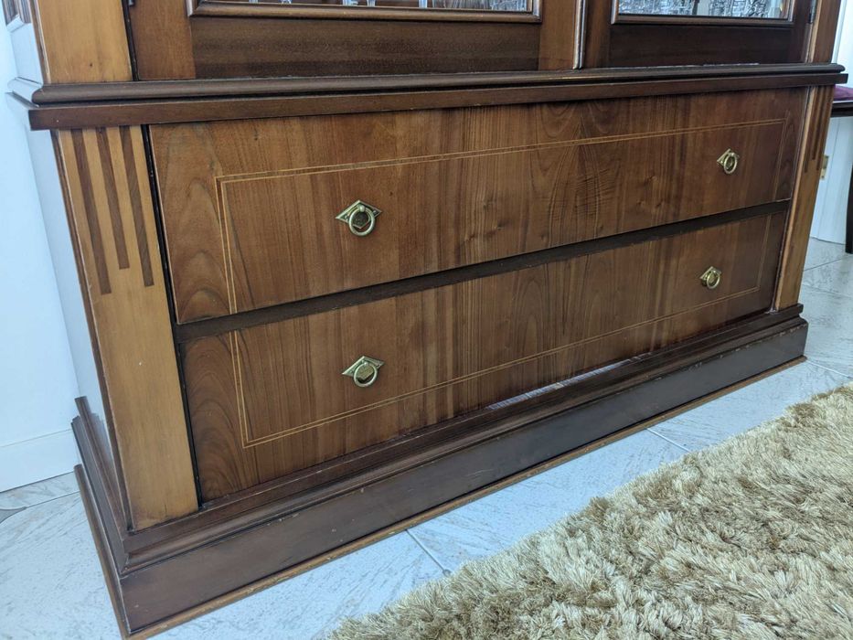 Cristaleira em cerejeira, estilo clássico