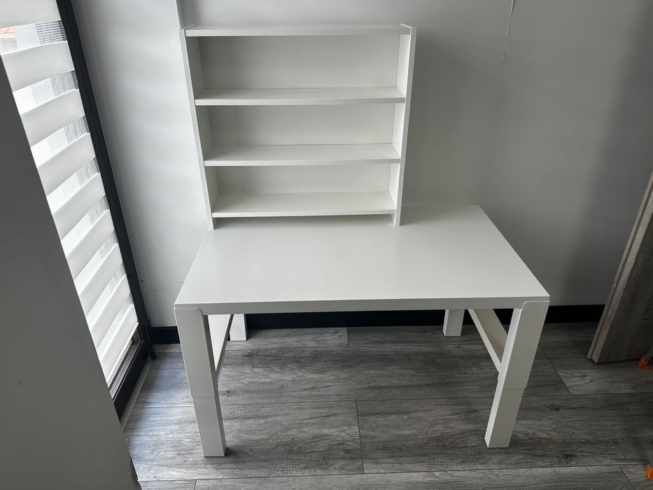 Biurko dziecięce Ikea z półkami