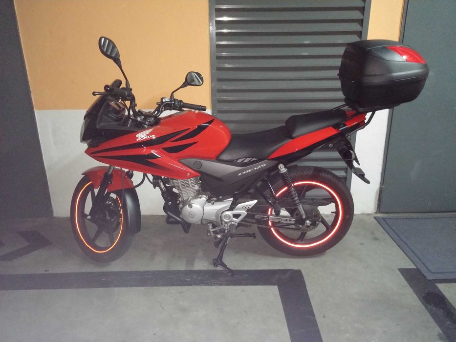 Honda CBF 125 Vermelha com Top Case - 2,35 L/100km