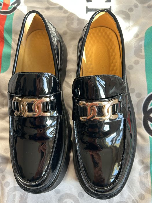 Buty loafersy mokasyny lakierki z klamerką roz. 42