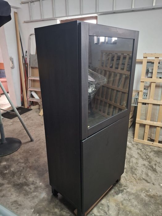 Vendo Cristaleira BESTA novo - TODO PRETO
O aparador tem 3 módulos de