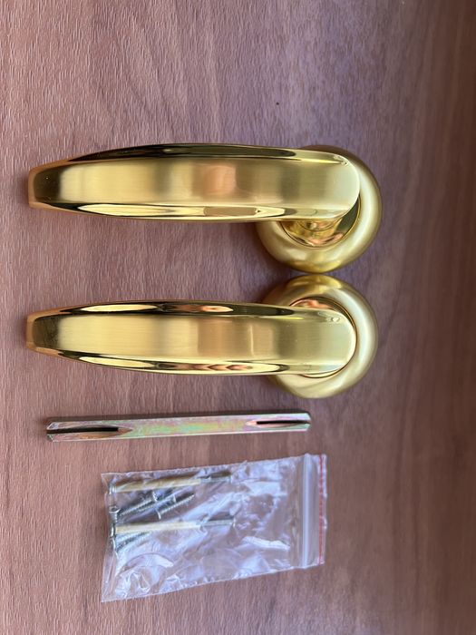 Дверні ручки, різні моделі, комплектуючі для дверей