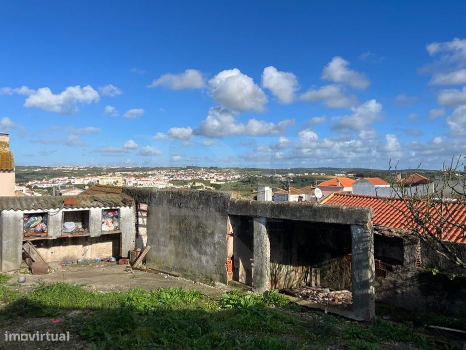 Moradia T3 com projeto aprovado e vista mar na Areia Branca