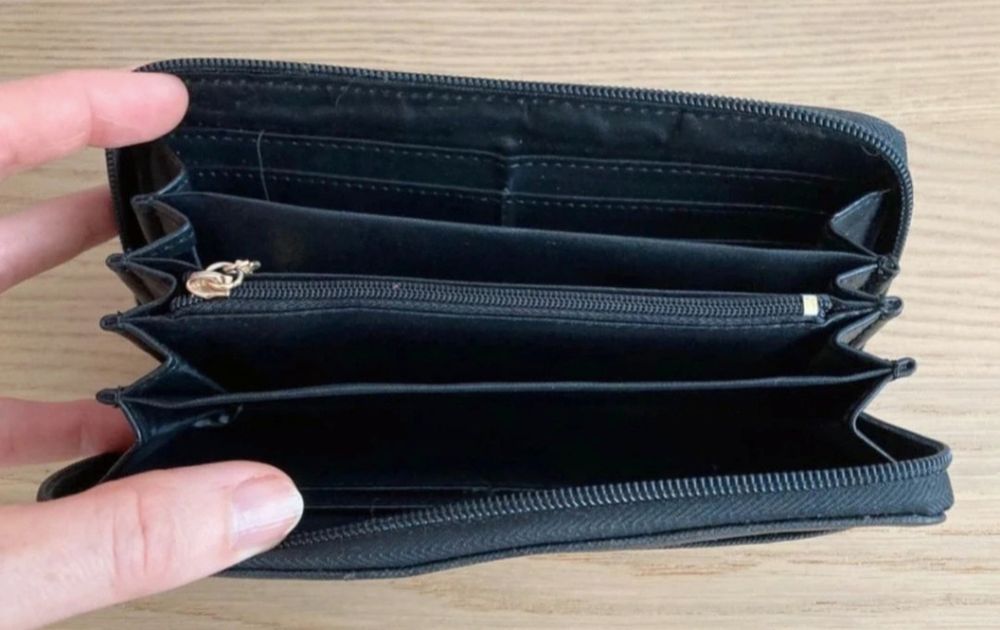 Carteira preta e dourada Segue