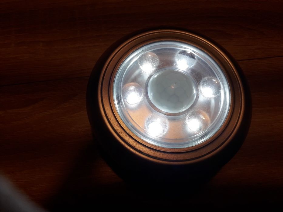 Sprzedam lampkę LED z czujnikiem ruchu.