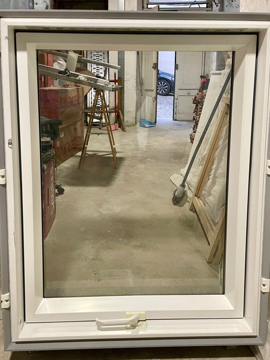 Janela de sótão Fakro 78x98 branca em PVC