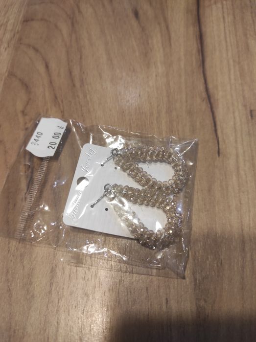 Piękne kolczyki w różnych kolorach