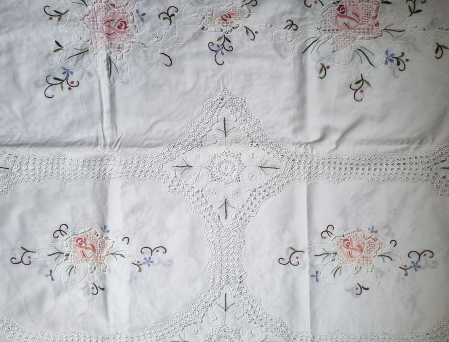 Toalha de mesa bordada