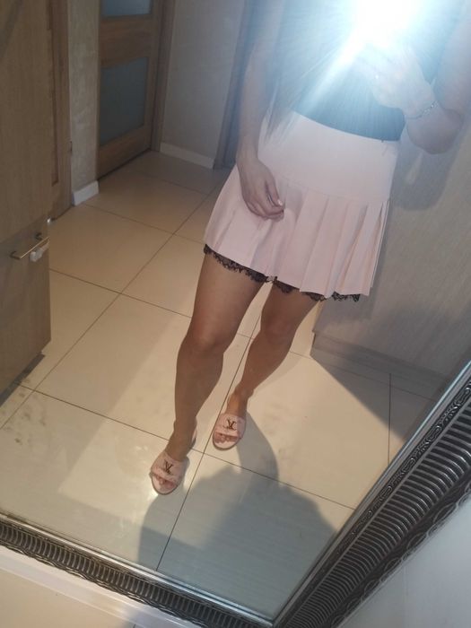 Spódniczka różowa plisowana z koronką