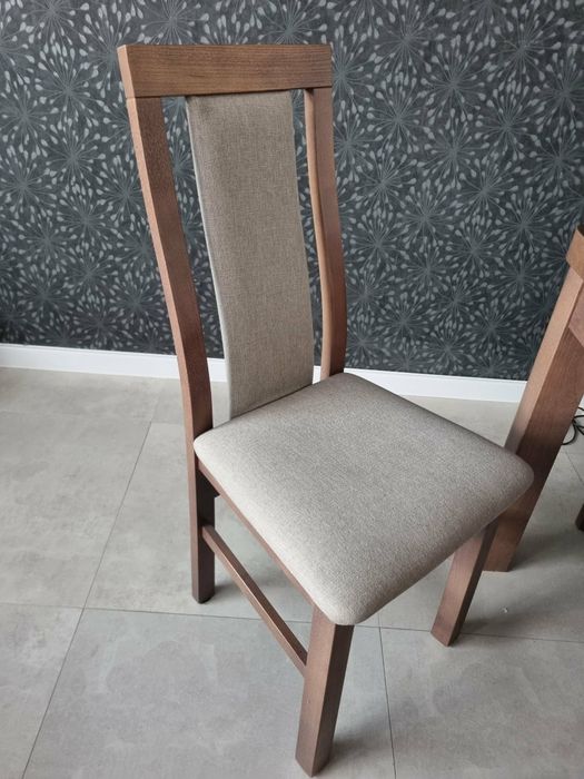 Stół rozkładany + 4 krzesła + 3 dokładki – komplet do jadalni lub salonu