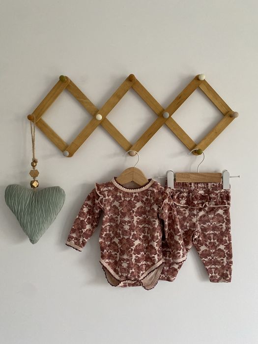 Komplet sofie schnoor body leggisny 56/62 brudny róż kwiaty j newbie