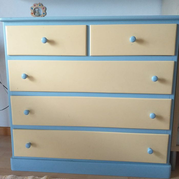 Cómoda em pinho pintada