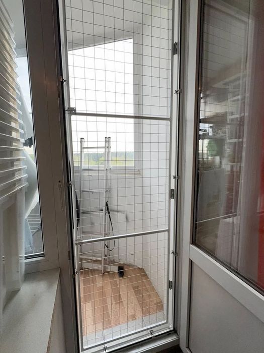 Защитная система "Антикошка" на балконную дверь