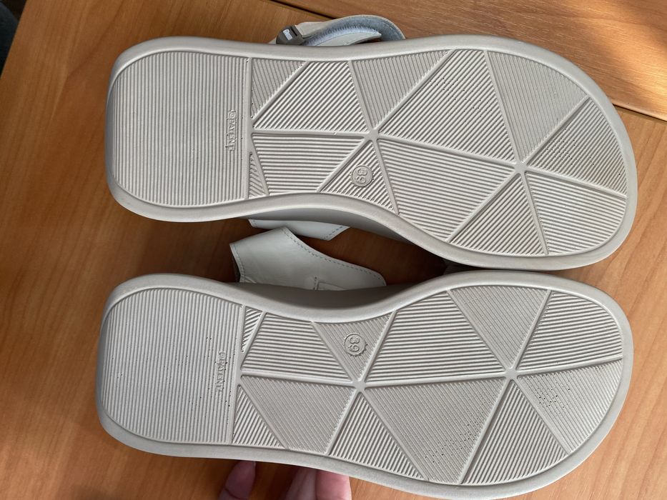 Босоніжки шкіряні 39 розмір