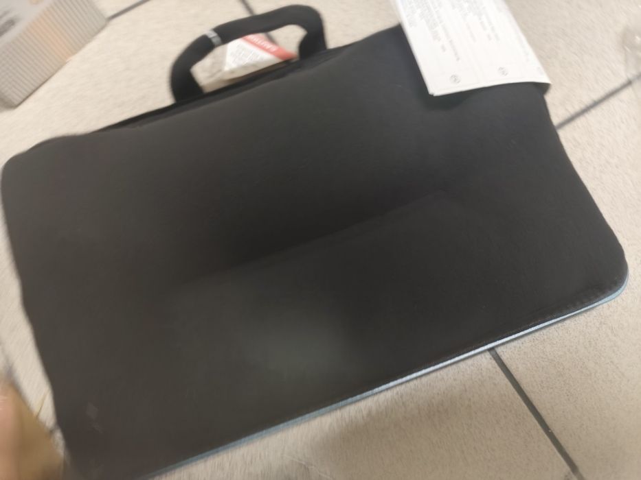 Nowa podstawką z torbą na laptopa