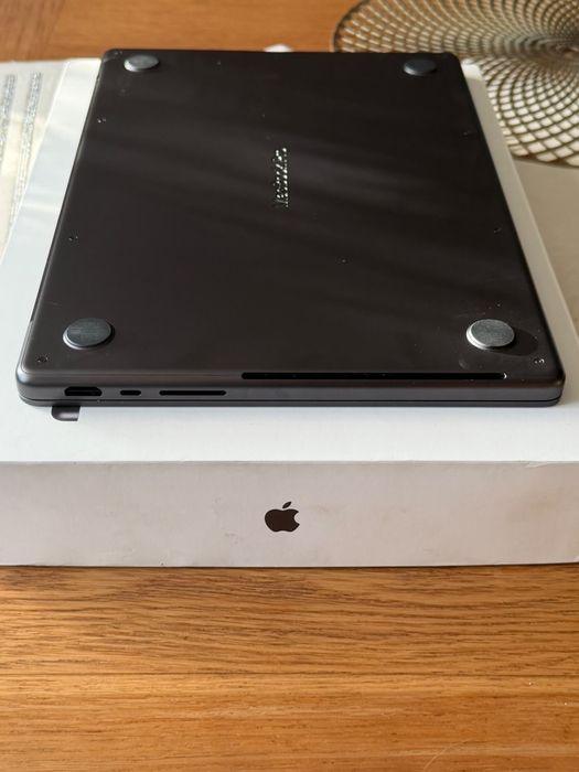 Macbook m5 pro 16 GB gwarancja pudełko