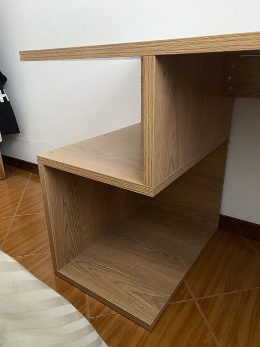 Secretária com 2 modulos de parede