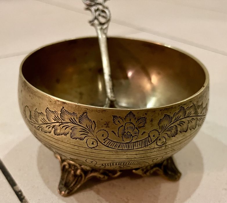 Cukiernica z mosiądzu paterowana Indie z łyżeczką