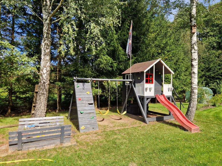 Plac zabaw domek dla dzieci zjeżdzalnia huśtawka