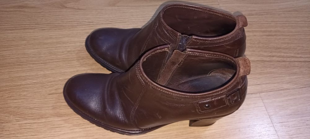 Botas em pele, cor castanho