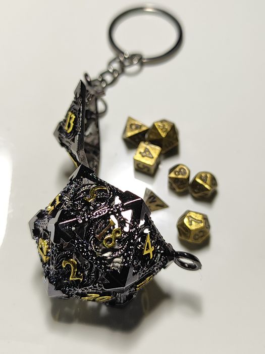 Metalowy brelok kość D20 złote kostki DnD czarna klatka na kostki RPG