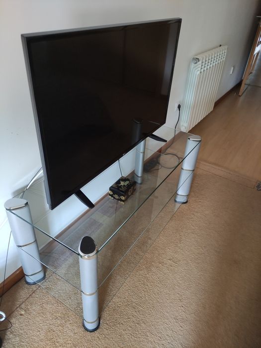 Móvel  cinzento/vidro