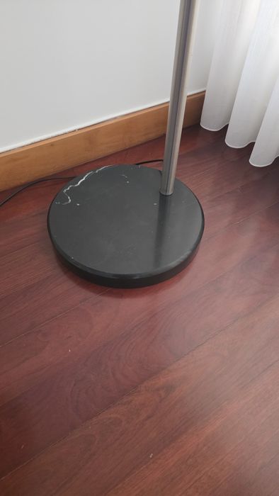 Candeeiro cor inox e base de pedra mármore