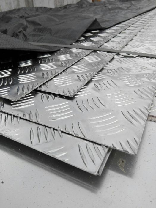 Лист рифленый алюминевый и нержавеющий