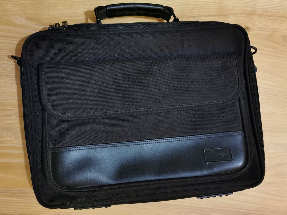 Czarna torba na laptopa, dużo kieszeni