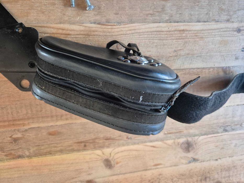 Caixa ferramenta em pele Harley Davidson lado esquerdo com suporte