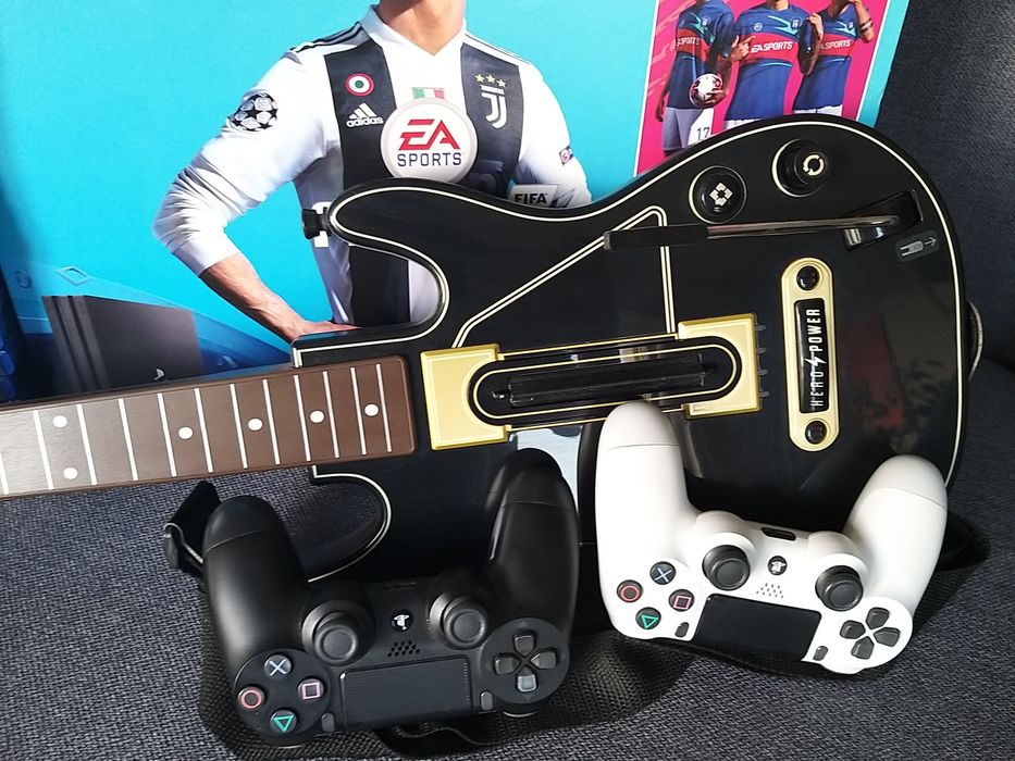 PlayStation 4 Pro + 2 pady + gitara