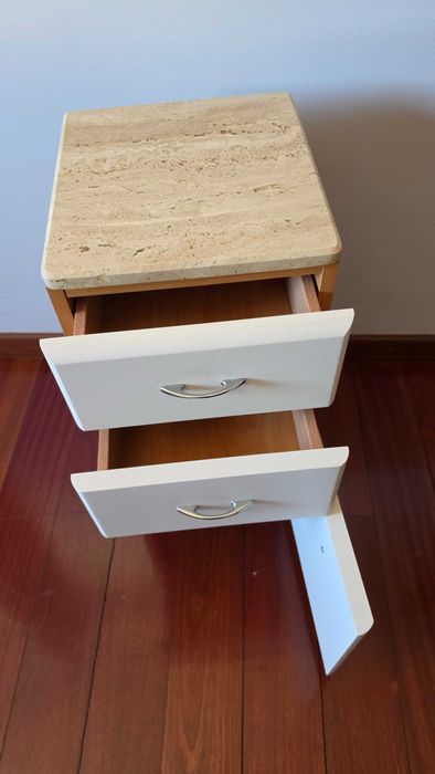 Móvel com duas gavetas e uma porta
