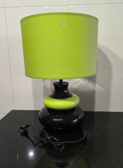 Moderno candeeiro de mesa com base em cerâmica. Novo.