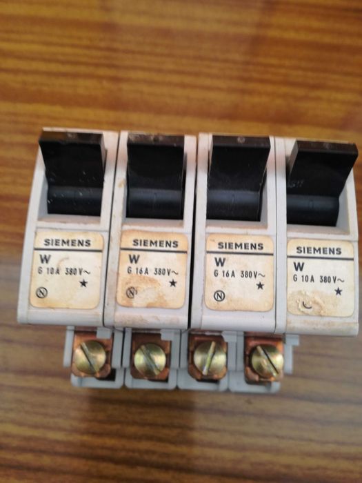 Selling 4 Siemens W g 10 A _380V circuit breakers and two 16 A, used.64584622997249124
