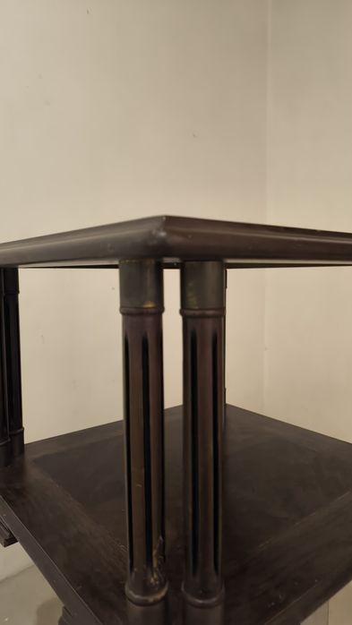 Mesa de apoio em madeira.