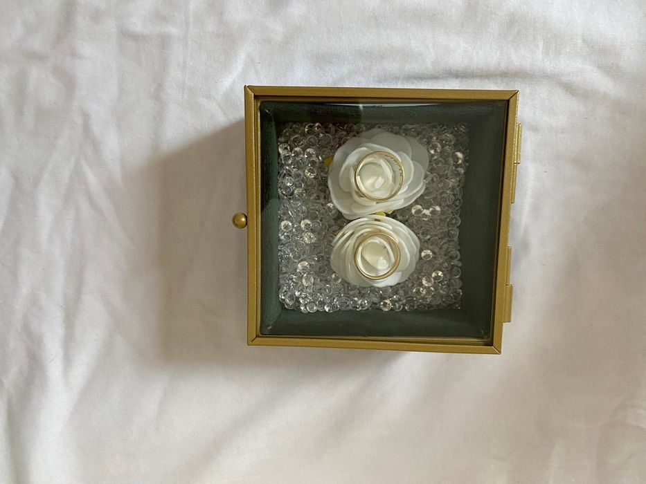 Złota szkatułka na obrączki