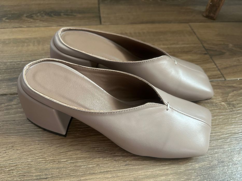 Шкіряні шльопанці на каблуку 37 розміру