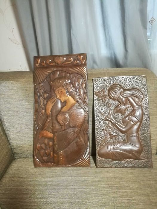 Продаю медную чеканку " Девушка и виноград "  " Девушка в короне "