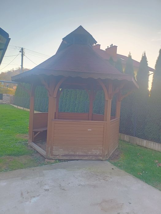 Altana ogrodowa sześciokątna.