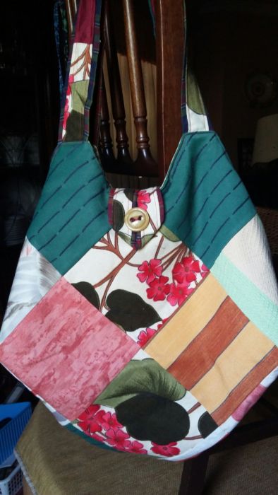 saco confecionado com quadrados tecido diferentes.