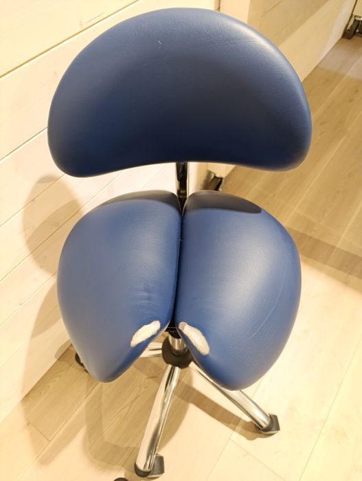 Krzesło,Taboret siodłowy z oparciem regulowany.