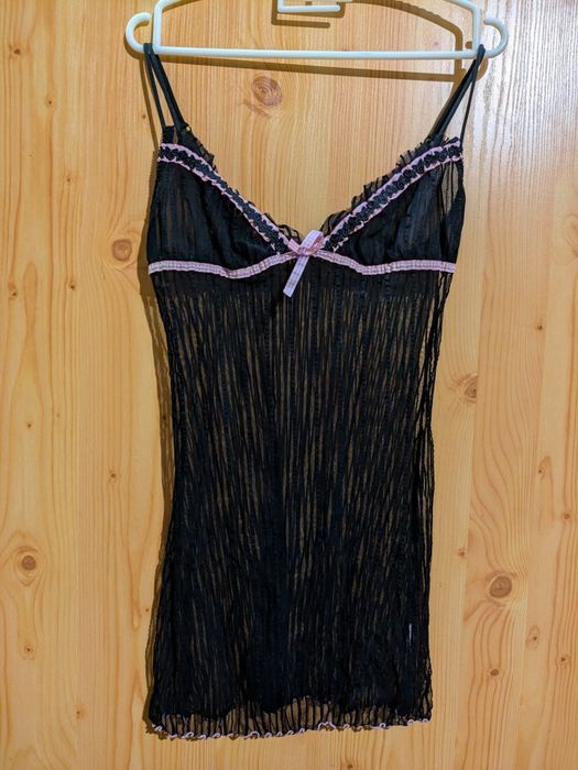 Koszulka nocna Halka czarna z różowym.