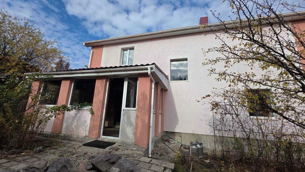 Яр, продається двоповерховий будинок