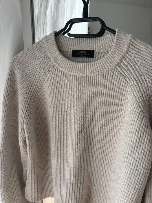 Jasny sweterek bershka S 36 capsule minimalistyczny basic ecru